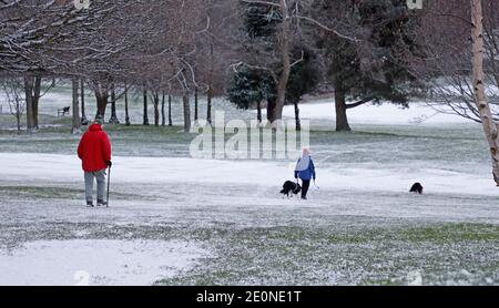 Duddingston, Édimbourg, Écosse, Royaume-Uni. 2 décembre 2021. Une chute de neige tôt le deuxième jour de l'année a donné à ce terrain de golf un joli regard de vin. Température moins 2 centigrades. Crédit : Arch White/Alamy Live News. Banque D'Images