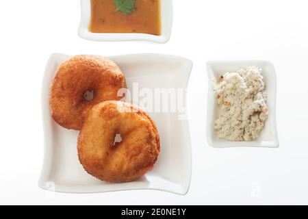 MEDU Vada, également connu sous le nom de vadai, Medu vada, ama ou vade, est une collation savoureuse de l'Inde du Sud, en forme de beignet et faite de dal, de lentille ou de potat Banque D'Images