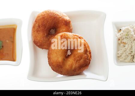 MEDU Vada, également connu sous le nom de vadai, Medu vada, ama ou vade, est une collation savoureuse de l'Inde du Sud, en forme de beignet et faite de dal, de lentille ou de potat Banque D'Images