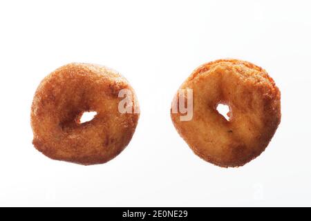 MEDU Vada, également connu sous le nom de vadai, Medu vada, ama ou vade, est une collation savoureuse de l'Inde du Sud, en forme de beignet et faite de dal, de lentille ou de potat Banque D'Images