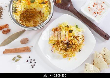 Handi biryani végétarien avec feuilles de menthe pudina et safran pot Banque D'Images