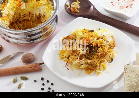 Handi biryani végétarien avec feuilles de menthe pudina et safran pot Banque D'Images