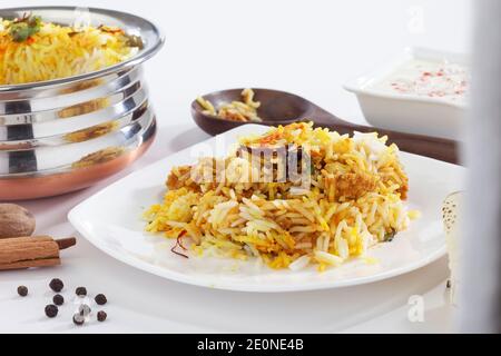 Handi biryani végétarien avec feuilles de menthe pudina et safran pot Banque D'Images