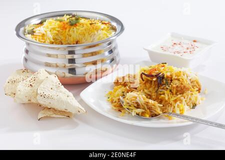 Handi biryani végétarien avec feuilles de menthe pudina et safran pot Banque D'Images