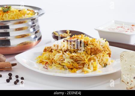 Handi biryani végétarien avec feuilles de menthe pudina et safran pot Banque D'Images