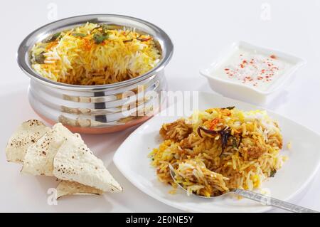 Handi biryani végétarien avec feuilles de menthe pudina et safran pot Banque D'Images