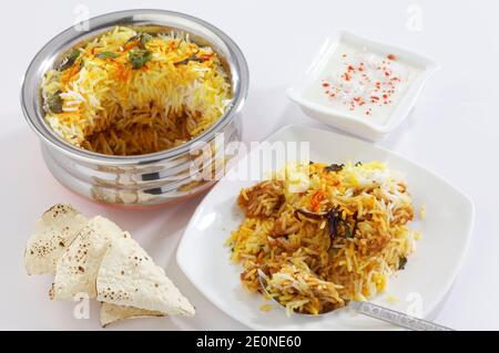 Handi biryani végétarien avec feuilles de menthe pudina et safran pot Banque D'Images