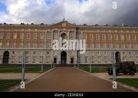 Caserta, Italie - 1 gennaio 2021: L'esercito Italiano pattuglia piazza Carlo di Borbone davanti la Reggia Banque D'Images