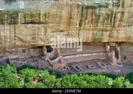 Dance Plaza au Temple du feu dans l'alcôve de Chaplin Mesa, vue depuis Mesa Top Loop, parc national de Mesa Verde, Colorado, États-Unis Banque D'Images