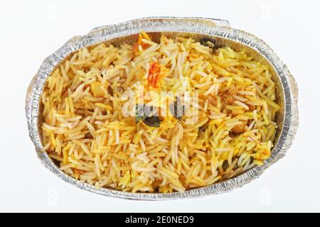 Handi biryani végétarien avec feuilles de menthe pudina et safran dans un plateau métallique Banque D'Images