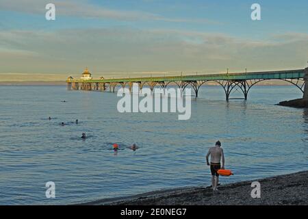 Clevedon, Royaume-Uni. 02 janvier 2021. Météo au Royaume-Uni.avec des températures inférieures au gel les nageurs passionnés prennent à l'eau de mer à Clevedon North Somerset. Crédit photo : Robert Timoney/Alay Live News Banque D'Images