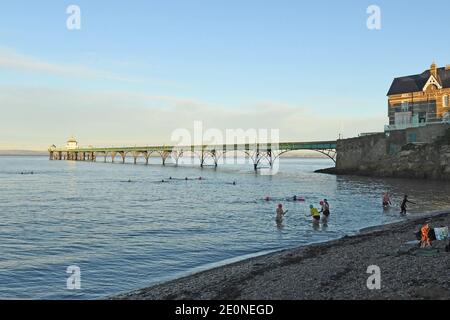 Clevedon, Royaume-Uni. 02 janvier 2021. Météo au Royaume-Uni.avec des températures inférieures au gel les nageurs passionnés prennent à l'eau de mer à Clevedon North Somerset. Crédit photo : Robert Timoney/Alay Live News Banque D'Images