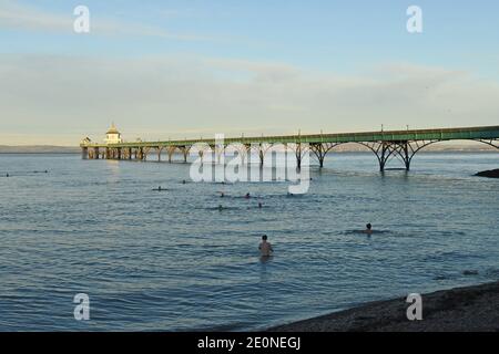 Clevedon, Royaume-Uni. 02 janvier 2021. Météo au Royaume-Uni.avec des températures inférieures au gel les nageurs passionnés prennent à l'eau de mer à Clevedon North Somerset. Crédit photo : Robert Timoney/Alay Live News Banque D'Images