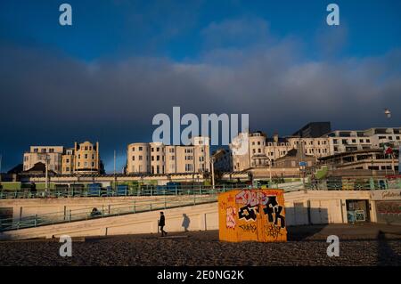 Bord de mer de Brighton et conteneur avec soleil d'hiver en fin d'après-midi Saint-Sylvestre décembre 2020 Photographie prise par Simon Dack Banque D'Images