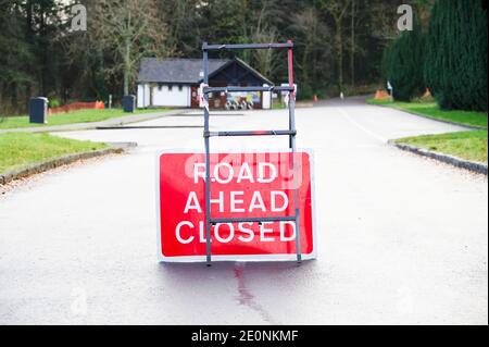 Route devant panneau fermé pour empêcher les personnes d'entrer dans la zone pendant pandémie Banque D'Images