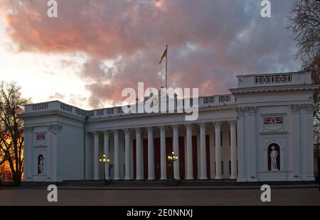 Odessa. Conseil municipal sur fond de nuages roses. Banque D'Images