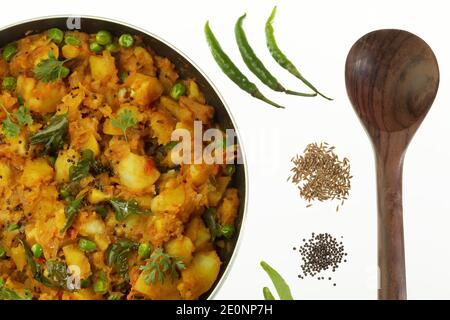 préparation de pommes de terre épicées cuites avec d'autres légumes comme l'oignon et les pois verts à farcer dans le masala dosa. Banque D'Images