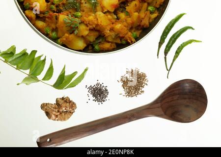 préparation de pommes de terre épicées cuites avec d'autres légumes comme l'oignon et les pois verts à farcer dans le masala dosa. Banque D'Images