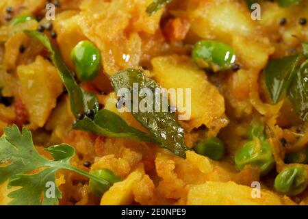 préparation de pommes de terre épicées cuites avec d'autres légumes comme l'oignon et les pois verts à farcer dans le masala dosa. Banque D'Images