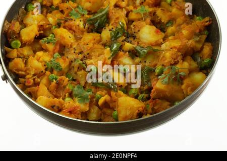 préparation de pommes de terre épicées cuites avec d'autres légumes comme l'oignon et les pois verts à farcer dans le masala dosa. Banque D'Images