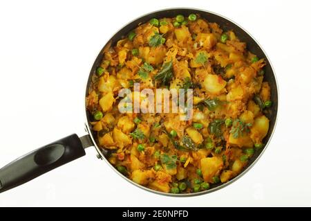 préparation de pommes de terre épicées cuites avec d'autres légumes comme l'oignon et les pois verts à farcer dans le masala dosa. Banque D'Images