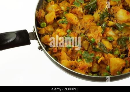 préparation de pommes de terre épicées cuites avec d'autres légumes comme l'oignon et les pois verts à farcer dans le masala dosa. Banque D'Images