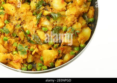 préparation de pommes de terre épicées cuites avec d'autres légumes comme l'oignon et les pois verts à farcer dans le masala dosa. Banque D'Images