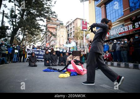 Katmandou, Népal. 2 janvier 2021. Des artistes népalais prennent part à un drame de rue contre la dissolution du Parlement, dénonçant le déménagement du Premier ministre KP Sharma Oli à Katmandou, au Népal, le samedi 2 janvier 2021. Crédit: Skanda Gautam/ZUMA Wire/Alay Live News Banque D'Images