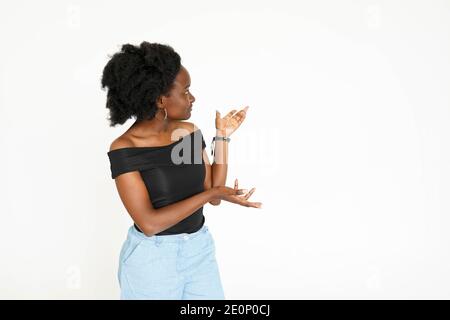 Afro-américaine femme présentant l'espace de copie sur sa paume isolée sur fond blanc Banque D'Images