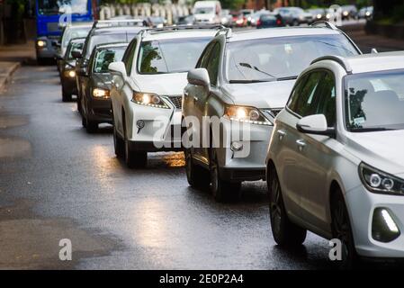 RIGA, LETTONIE. 13 août 2020. Photo à mise au point sélective. Embouteillage dans la ville de Riga. Banque D'Images