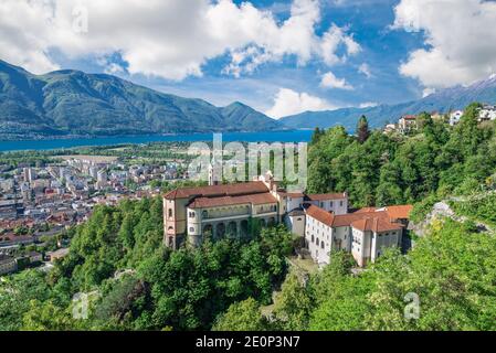 Grand lac suisse. Vue panoramique sur le lac majeur et la ville de Locarno Banque D'Images