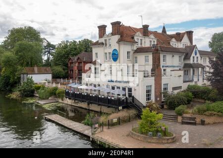 Le Blue River Cafe à côté de la Tamise à Maidenhead, Berkshire, Royaume-Uni. Banque D'Images