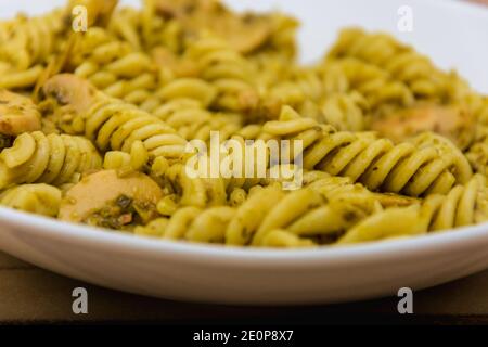 Délicieux repas de pâtes italiennes avec champignons et sauce jaune Banque D'Images