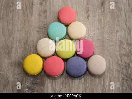 gros plan de macarons sur une surface en bois Banque D'Images