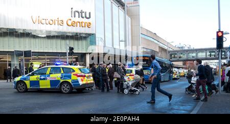 La police assiste à un incident dans le centre-ville de Nottingham Banque D'Images