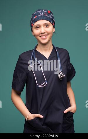 Femme médecin smilling sur fond vert. Helthcare et médecine concept. Banque D'Images