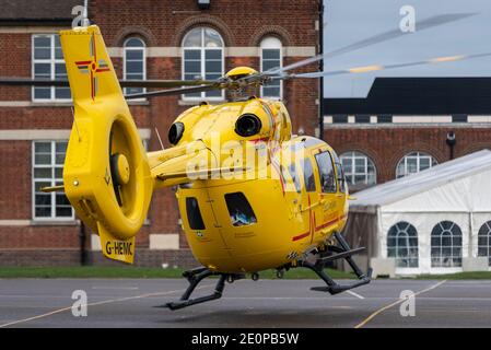 Southend on Sea, Essex, Royaume-Uni. 2 janvier 2021. L'avion de l'Ambulance aérienne d'East Anglian Airbus Helicopters H145 a enregistré G-HEMC a atterri sur le terrain de l'école secondaire pour garçons de Southend pour effectuer un transfert de patient à l'hôpital universitaire de Southend, à proximité, après être arrivé de Cambridge. Un incident majeur a été déclaré dans l’Essex, les services de santé du comté étant en difficulté en raison de la pandémie COVID 19, Southend étant l’un des hôpitaux à forte capacité. Ambulance aérienne se levant Banque D'Images