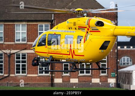 Southend on Sea, Essex, Royaume-Uni. 2 janvier 2021. L'avion de l'Ambulance aérienne d'East Anglian Airbus Helicopters H145 a enregistré G-HEMC a atterri sur le terrain de l'école secondaire pour garçons de Southend pour effectuer un transfert de patient à l'hôpital universitaire de Southend, à proximité, après être arrivé de Cambridge. Un incident majeur a été déclaré dans l’Essex, les services de santé du comté étant en difficulté en raison de la pandémie COVID 19, Southend étant l’un des hôpitaux à forte capacité. Atterrissage dans le terrain de jeu de l'école Banque D'Images