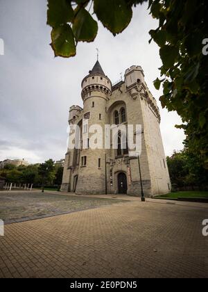 Vue panoramique sur la porte médiévale fortifiée de la ville Halle porte De Hal Hallepoort château blanc en pierre urbaine tour Bruxelles Belgique Europe Banque D'Images