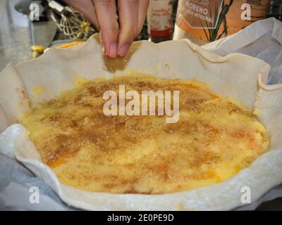 Préparation de la tarte aux pommes en persimmon à la maison. Pâtisseries maison avec pommes et persimmons Banque D'Images