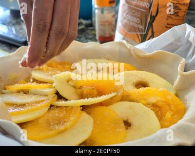 Préparation de la tarte aux pommes en persimmon à la maison. Pâtisseries maison avec pommes et persimmons Banque D'Images