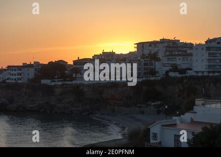 Andalousie en Espagne: Coucher de soleil sur la Playa el Salón, Nerja Banque D'Images