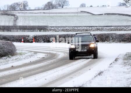 Teesdale, comté de Durham, Royaume-Uni. 2 janvier 2021. Météo Royaume-Uni. De fortes averses de neige touchent les routes de Teesdale, dans le comté de Durham. Crédit : David Forster/Alamy Live News Banque D'Images