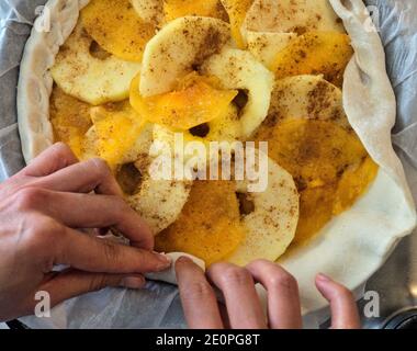 Préparation de la tarte aux pommes en persimmon à la maison. Pâtisseries maison avec pommes et persimmons Banque D'Images