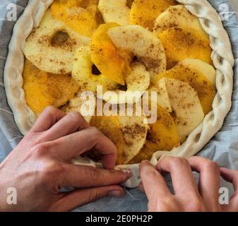 Préparation de la tarte aux pommes en persimmon à la maison. Pâtisseries maison avec pommes et persimmons Banque D'Images