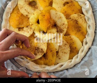 Préparation de la tarte aux pommes en persimmon à la maison. Pâtisseries maison avec pommes et persimmons Banque D'Images