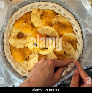 Préparation de la tarte aux pommes en persimmon à la maison. Pâtisseries maison avec pommes et persimmons Banque D'Images