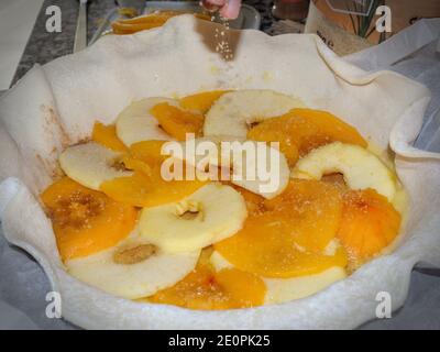 Préparation de la tarte aux pommes en persimmon à la maison. Pâtisseries maison avec pommes et persimmons Banque D'Images