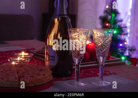Espoo Finlande 31 décembre 2020 bouteille de champagne Martini, deux verres sur la table de fête pour la nouvelle année. Photo de haute qualité Banque D'Images