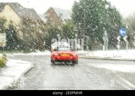 Kidderminster, Royaume-Uni. 2 janvier 2021. Météo au Royaume-Uni : les températures de jour ne dépassant pas le point de congélation dans le Worcestshire et les routes déjà glacées, Kidderminster est frappé par de fortes averses de neige matinales, ce qui rend les conditions de conduite dangereuses pour tous les automobilistes. Crédit : Lee Hudson/Alay Live News Banque D'Images